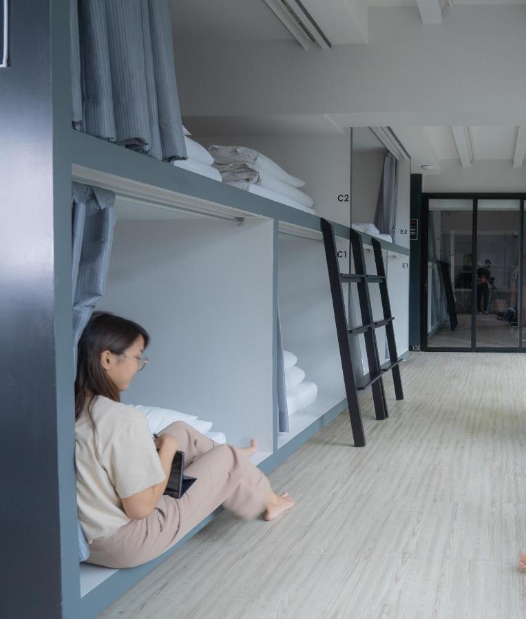 3Howw Hostel @ Sukhumvit 21 Bangkok Exteriör bild