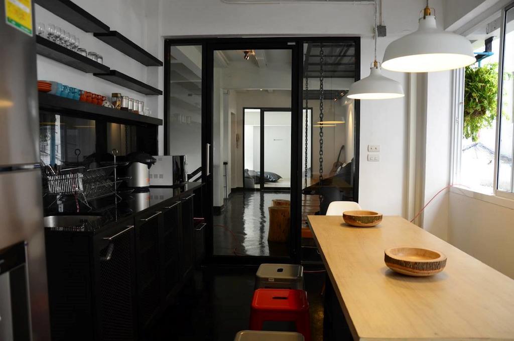 3Howw Hostel @ Sukhumvit 21 Bangkok Exteriör bild