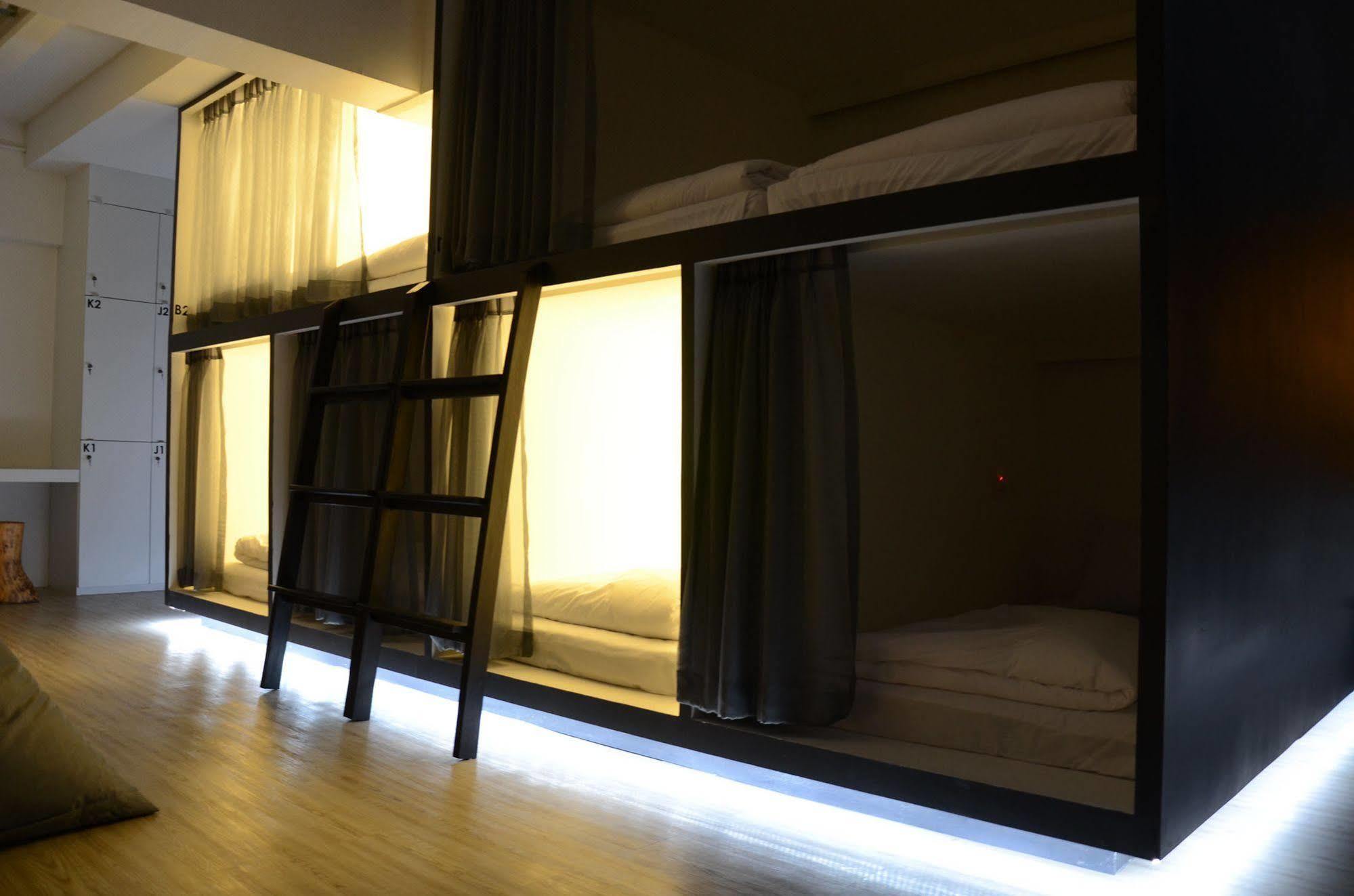 3Howw Hostel @ Sukhumvit 21 Bangkok Exteriör bild