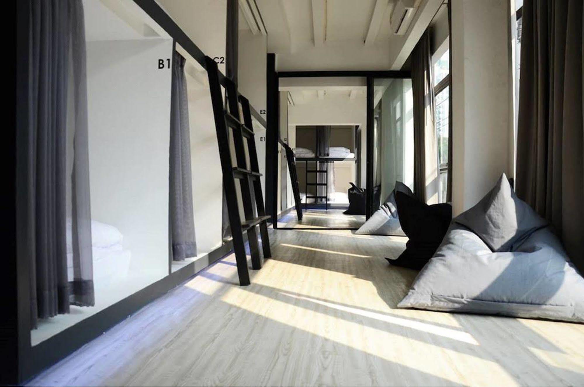 3Howw Hostel @ Sukhumvit 21 Bangkok Exteriör bild