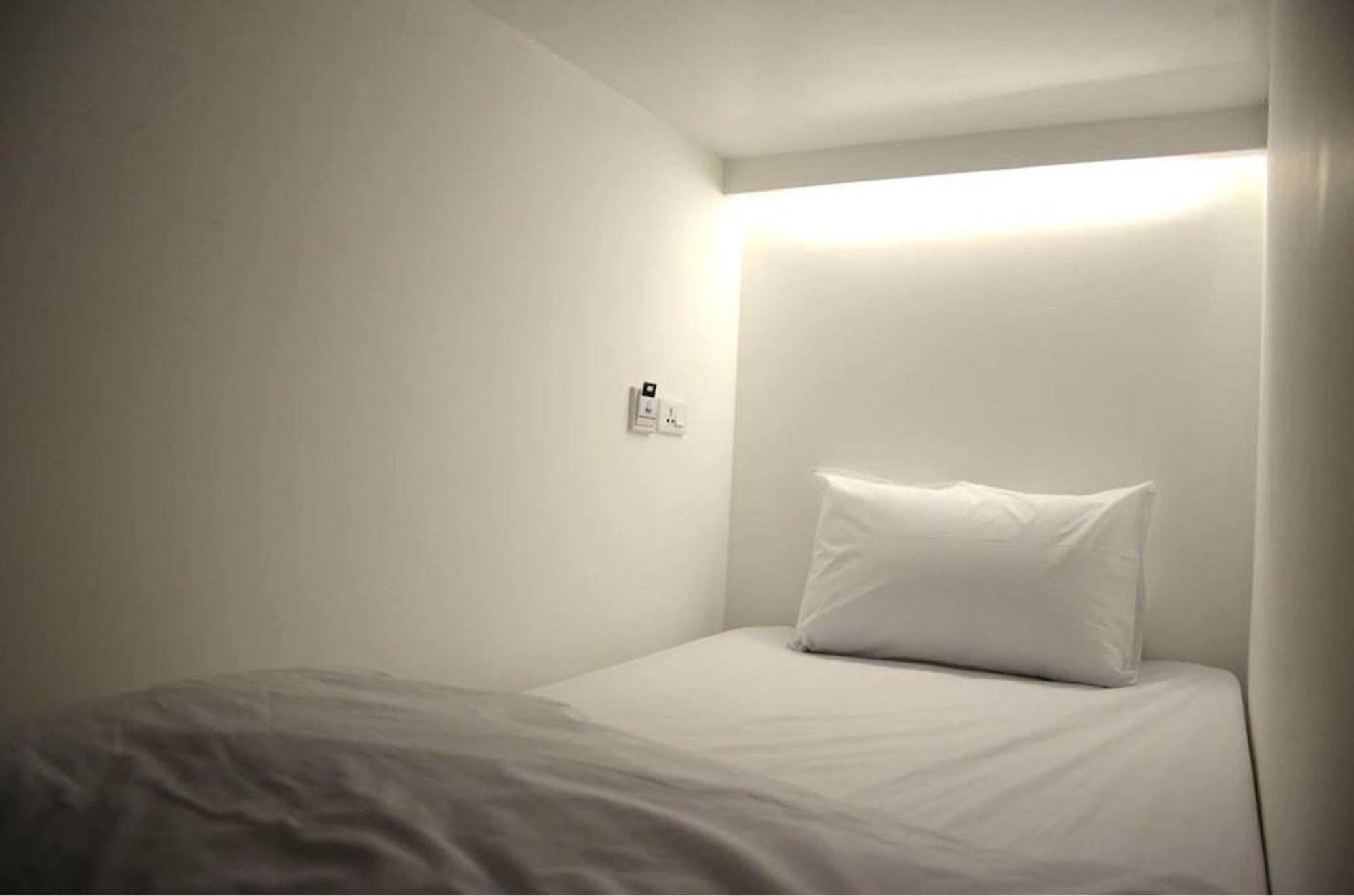 3Howw Hostel @ Sukhumvit 21 Bangkok Exteriör bild