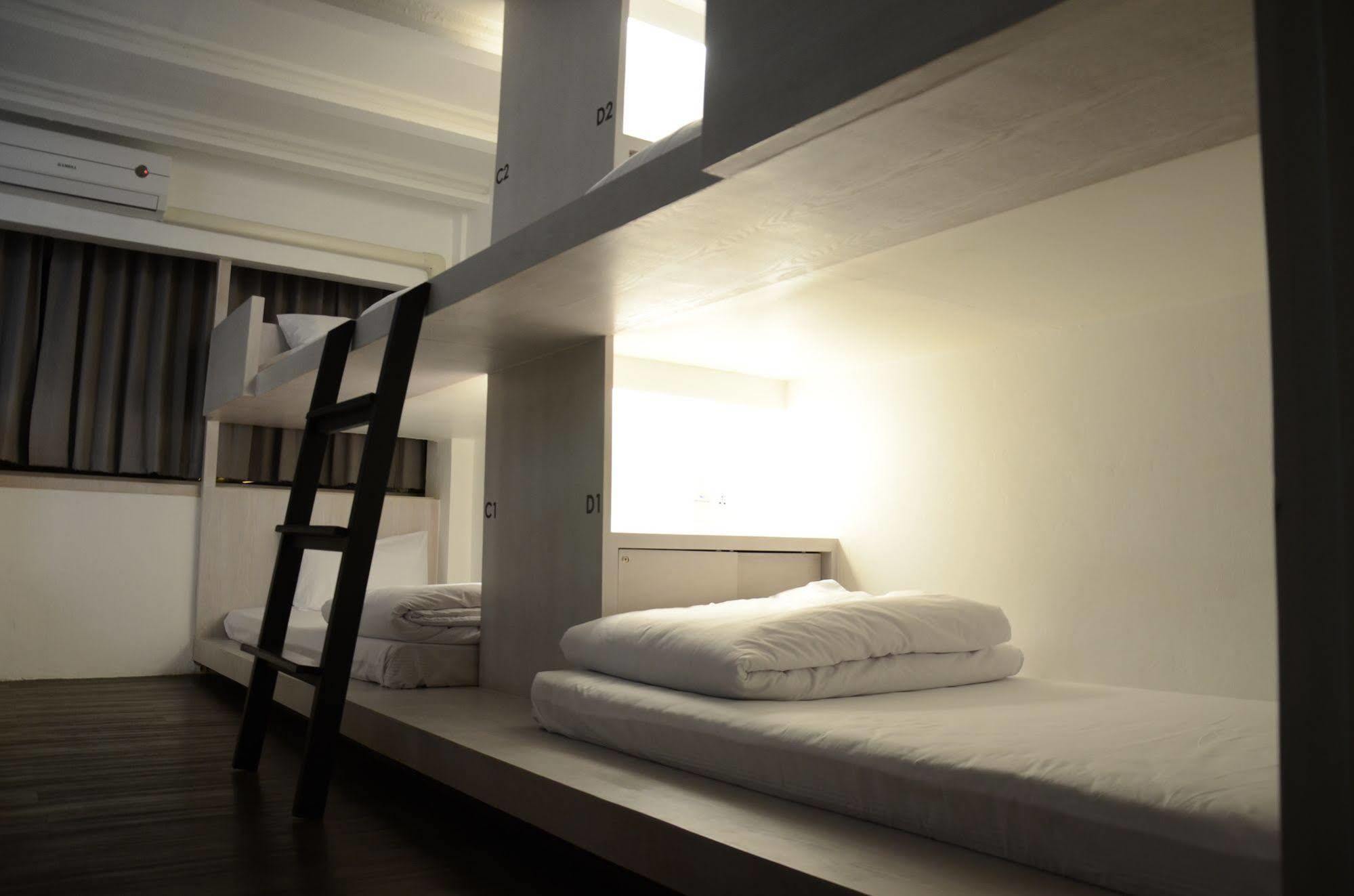 3Howw Hostel @ Sukhumvit 21 Bangkok Exteriör bild
