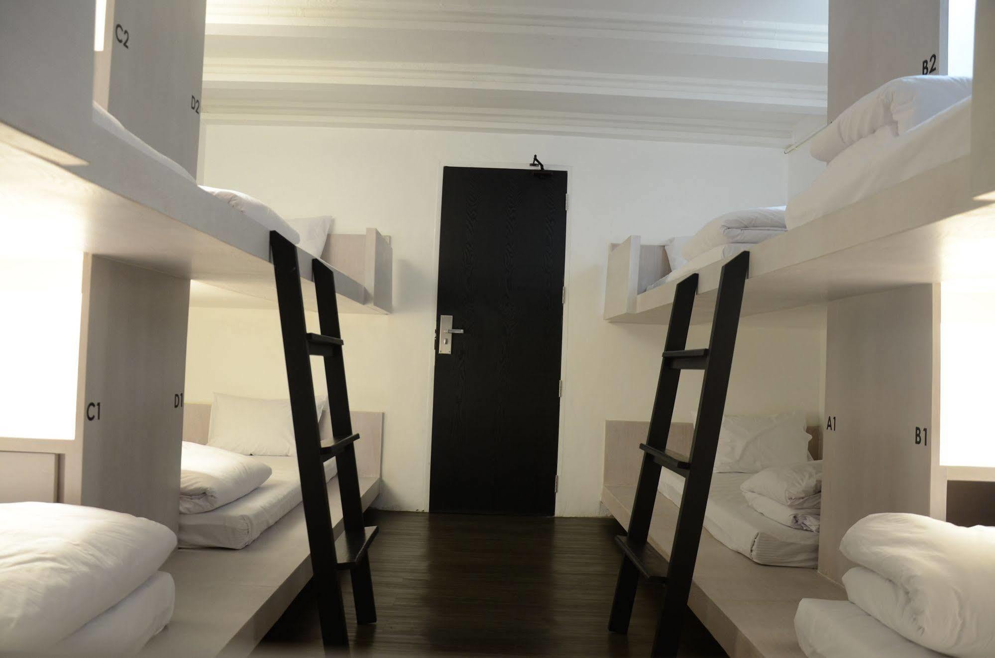 3Howw Hostel @ Sukhumvit 21 Bangkok Exteriör bild