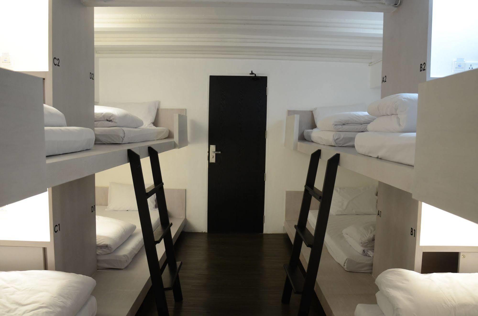 3Howw Hostel @ Sukhumvit 21 Bangkok Exteriör bild