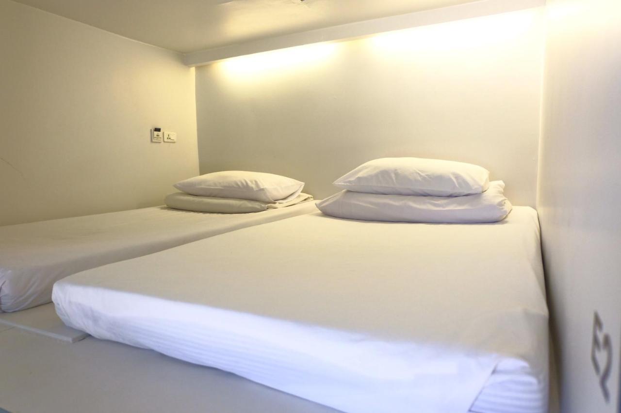 3Howw Hostel @ Sukhumvit 21 Bangkok Exteriör bild